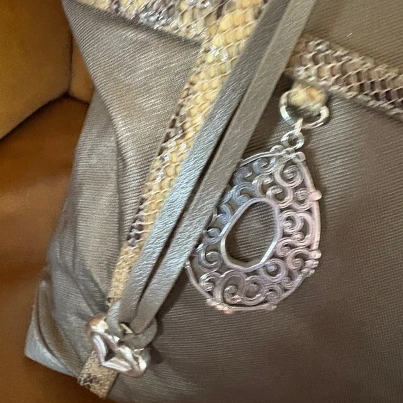 Brighton "Pretty Tough Reed" tote bag in a silver or zinc pearl - Picture 5 of 16